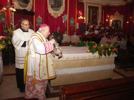 B5 Incensing the altar