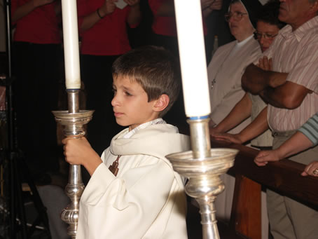 E1 The new altar boy Joachim Buttigieg