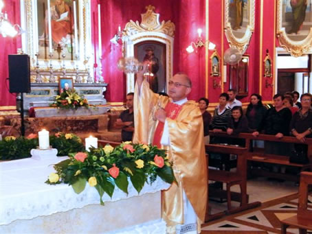 A1 Fr Ignatius Borg incensing the altar