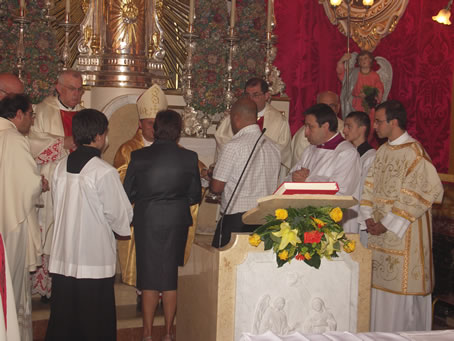 E6 Presenting Mass Offerings to Bishop