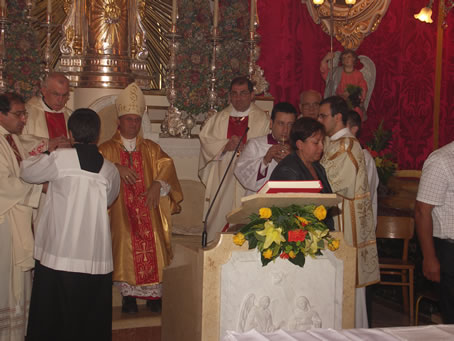 E7 Presenting Mass Offerings to Bishop