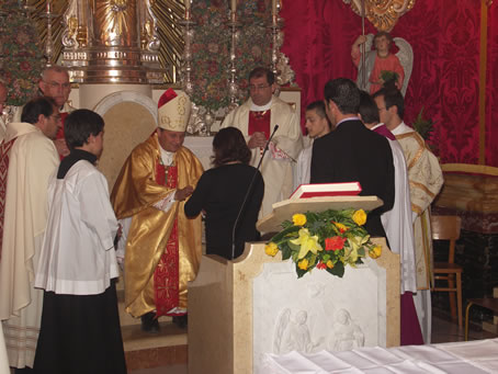 E4 Presenting Mass Offerings to Bishop