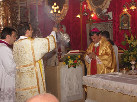 F6 Deacon incensing the Bishop