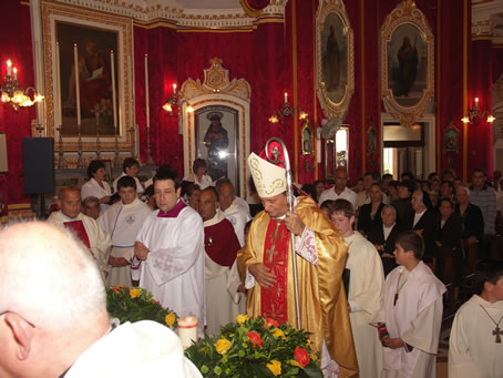 A8 Bishop Grech reaches the High Altar