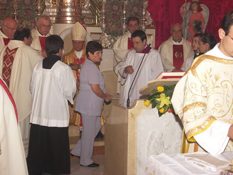 E8 Presenting Mass Offerings to Bishop