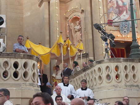 B3 Holy Eucharist on parvis