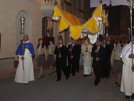 E5 Xaghra Scouts follow in homage to the Blessed Sacrament