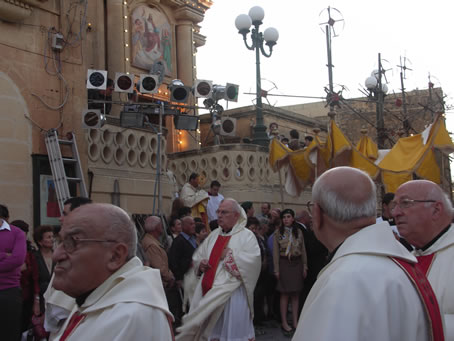 B7 Procession down in Triq Gnien Xibla