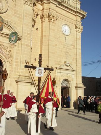 A5 Note church clock showing 6 pm sharp