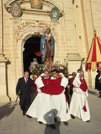 A8 Statue of Our Lady leaves Basilica