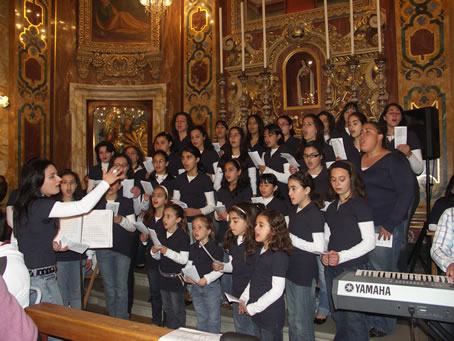 M8 Choir Voci Angeliche animating the singing