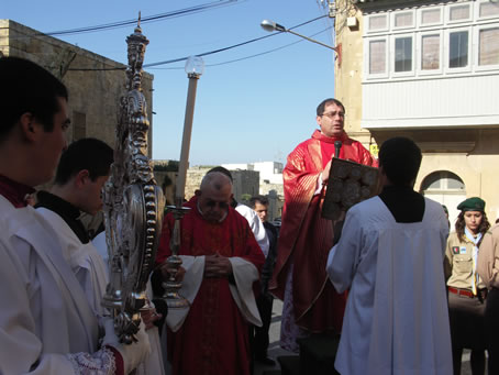 C1 Archpriest reads Psalms