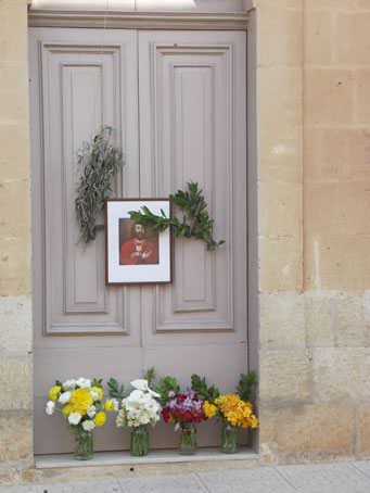 E1 Decorated doorway