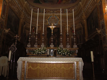 B8 The High Altar ready for Maundy Thursday Celebration