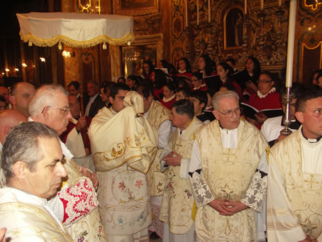 K4 Deacon with the Blessed Sacrament