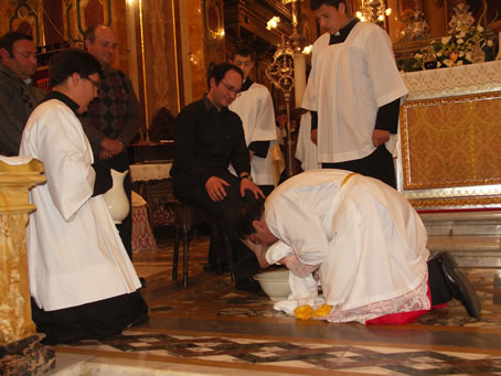 D7 Archpriest kisses the foot of the Apostle