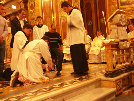 C6 Archpriest washes the feet of the Apostles