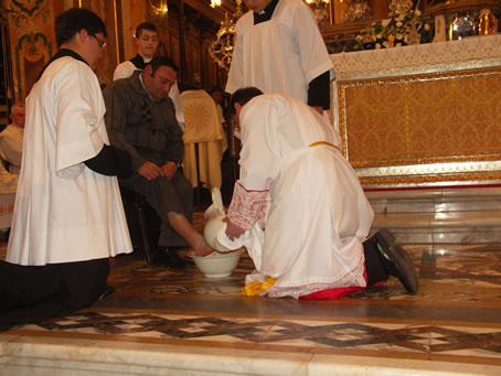 E1 Archpriest washes the feet of the Apostles