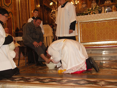 E2 Archpriest kisses the foot of the Apostle