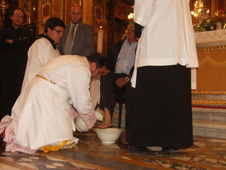 D1  Archpriest washes the feet of the Apostles