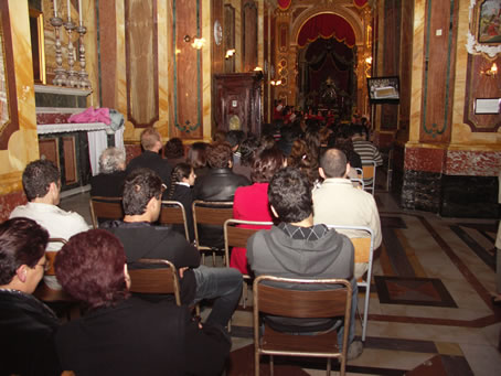 F6 Congregation in left aisle