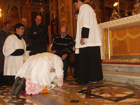 D5 Archpriest kisses the foot of the Apostle