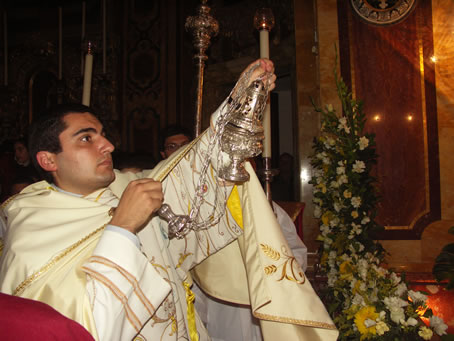 L1 Deacon incensing the Altar of Repose