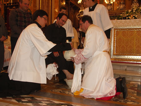 D6 Archpriest washes the feet of the Apostles