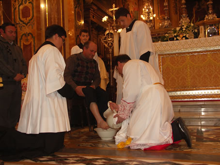 D8 Archpriest washes the feet of the Apostles