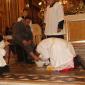 E2 Archpriest kisses the foot of the Apostle