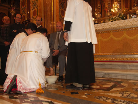 D3 Archpriest washes the feet of the Apostles