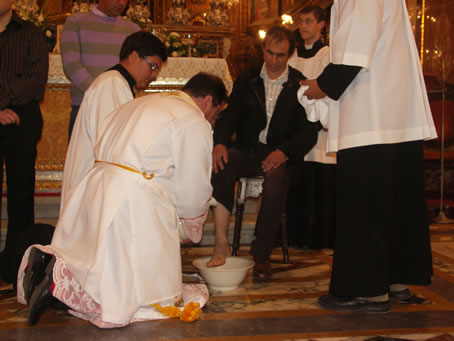 C7 Archpriest washes the feet of the Apostles