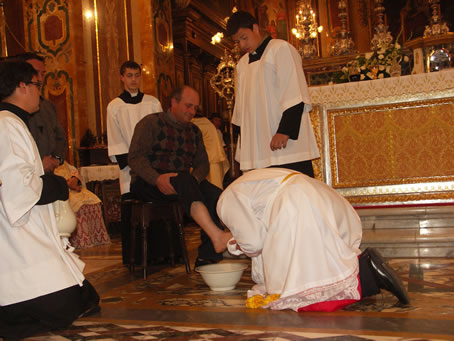 D9 Archpriest kisses the foot of the Apostle