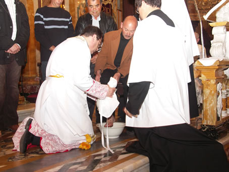 C4 Archpriest washes the feet of the Apostles