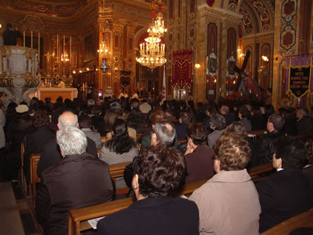 F5 Congregation in nave