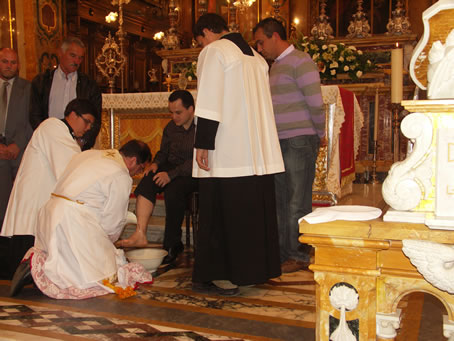 C9 Archpriest washes the feet of the Apostles