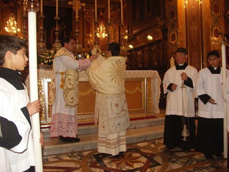 J5 Archpriest hands The Blessed Sacrament to Deacon