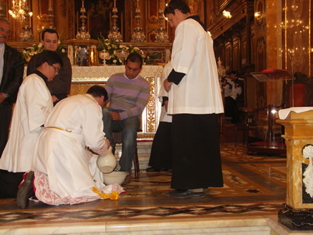 C8 Archpriest washes the feet of the Apostles