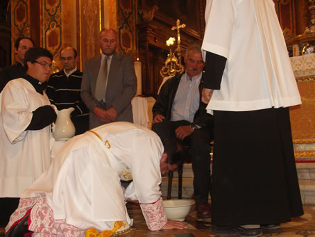 D2 Archpriest kisses the foot of Apostle