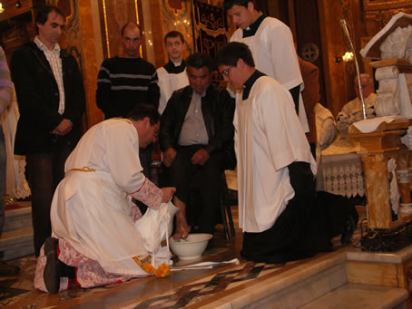 C5 Archpriest washes the feet of the Apostles