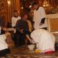 D9 Archpriest kisses the foot of the Apostle