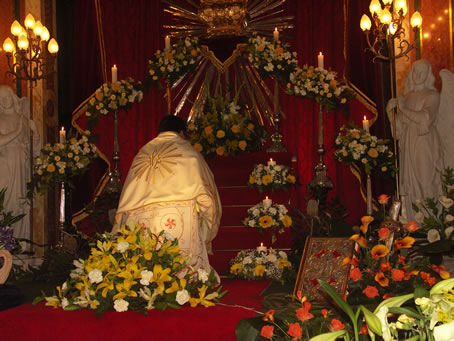 K8 Adoring the Holy Eucharist