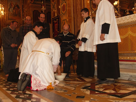 D4 Archpriest washes the feet of the Apostles