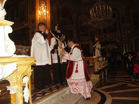 F1 Mgr Archpriest kisses the Cross