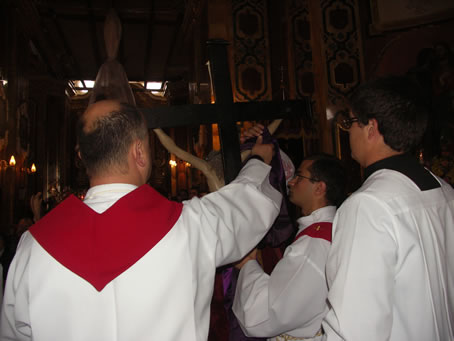 D5 Crucifix carried in procession