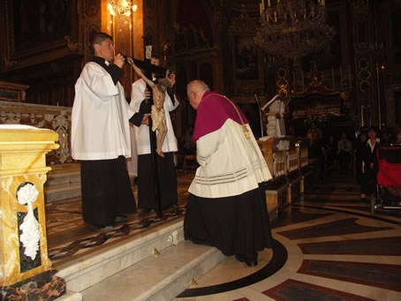 F4 Arch Emeritus Mgr Eucharist Sultana kisses the Cross