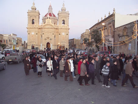 B7 The faithful follow in procession