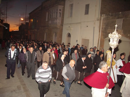 F1 The faithful follow the Holy Eucharist