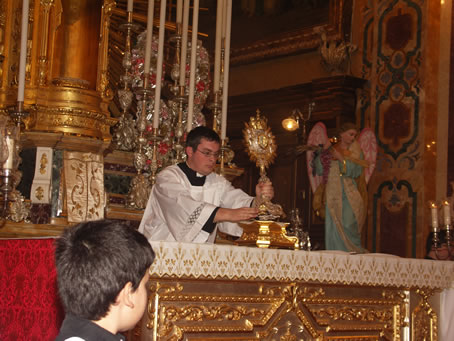 A3 Placing the Holy Eucharist on the altar