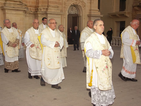 A9 Priests on the parvis